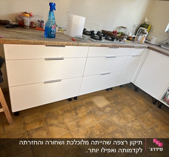 מוצרי ניקוי במטבח על מדף וארון